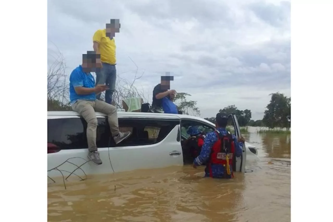 Three Men Forced to Climb Vehicle Roof During Segamat Flood Rescues