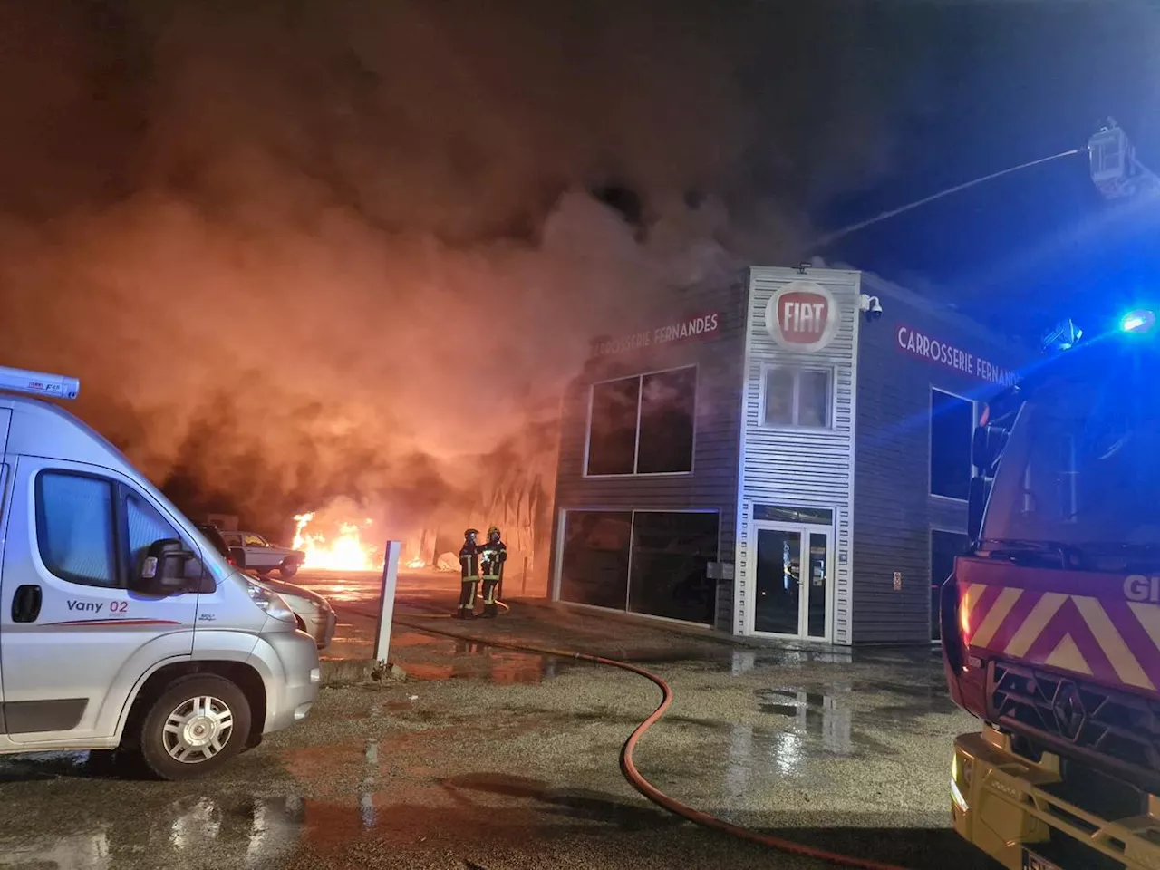 Lot-et-Garonne : un violent incendie détruit des dizaines de voitures dans une carrosserie