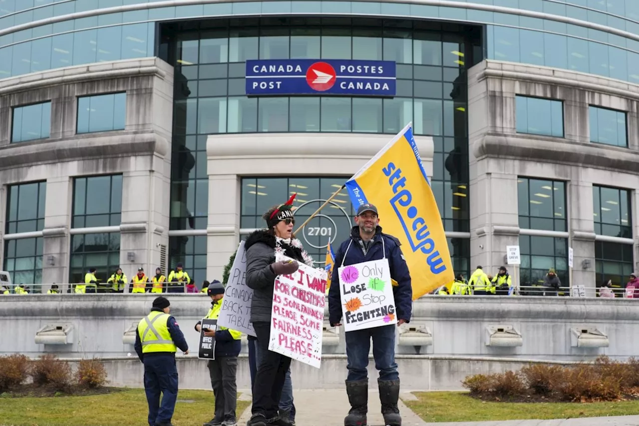 Postal union says it sent new proposals to mediator as strike nears three weeks