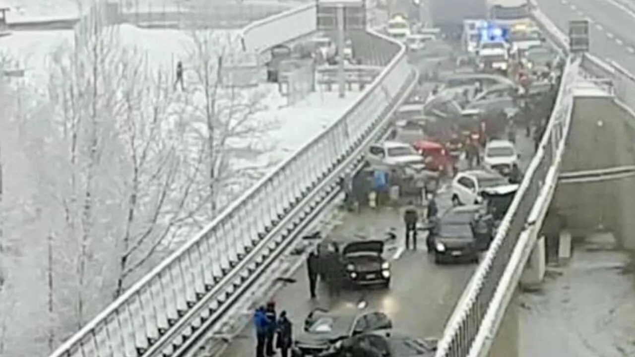 Maxi incidente tra 29 veicoli in autostrada, due morti: sette persone nei guai