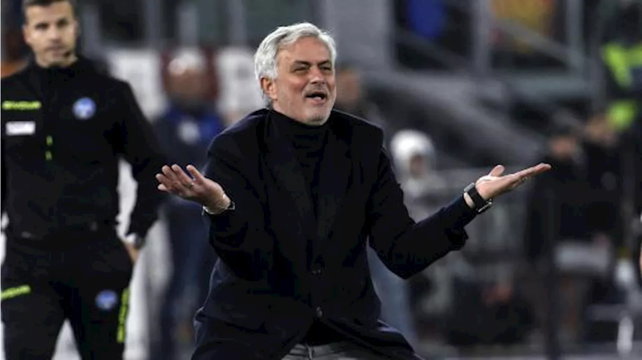 Mourinho scatenato: tira per il cappuccio l'assistente intento a festeggiare li gol di Becao