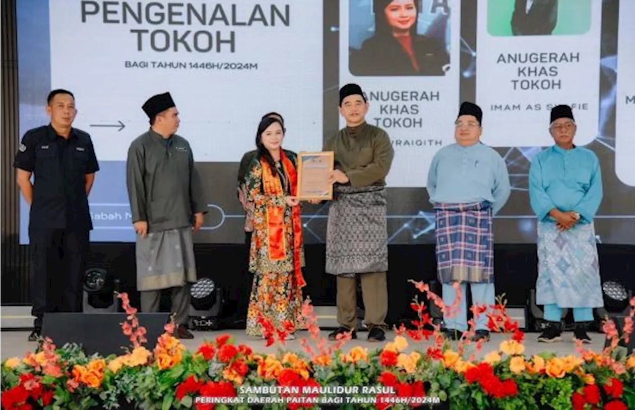 Lorenica Cikgu Jawi terima anugerah Maulidur Rasul