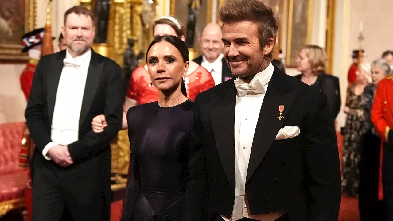 Victoria Beckham in Victoria Beckham debutta alla corte del re (e tutti i look indossati dalle royals e non solo)