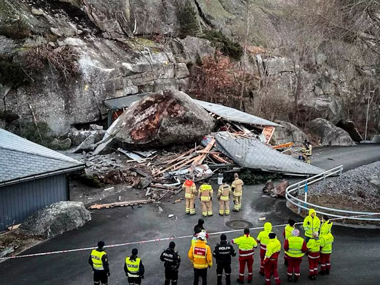 Garasje knust i steinras: – Kjempestor stein