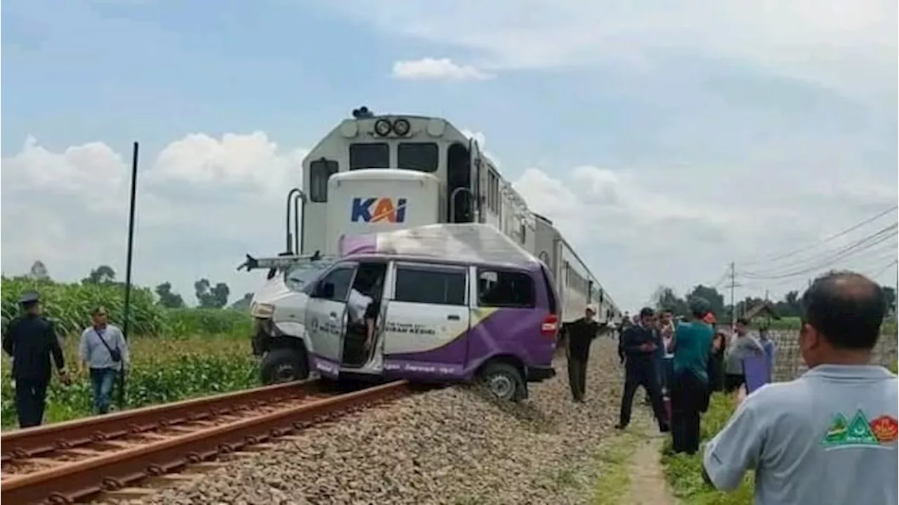 Ambualns Tertemper Kereta Api di Perlintasan Tanpa Palang Pintu di Kediri, Sopir Tewas di Tempat