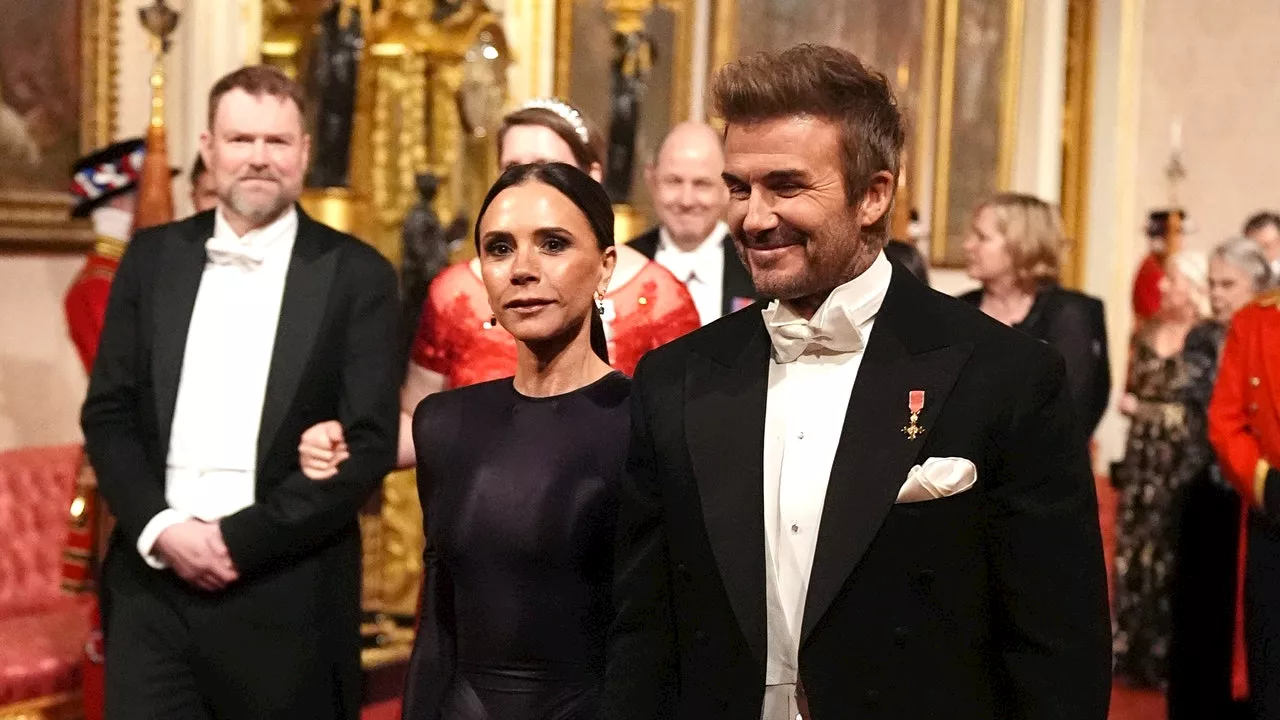 Victoria Beckham zeigt: Dieses kleine Detail lässt schlichte schwarze Kleider sofort eleganter wirken