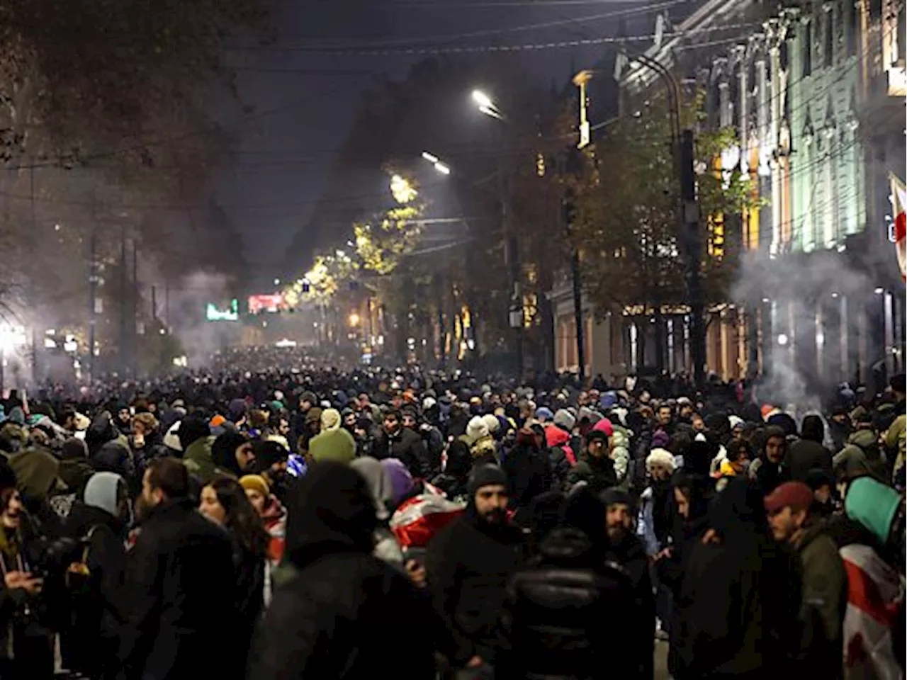 Siebte Nacht in Folge: Tausende protestieren gegen georgische Regierung in Tiflis