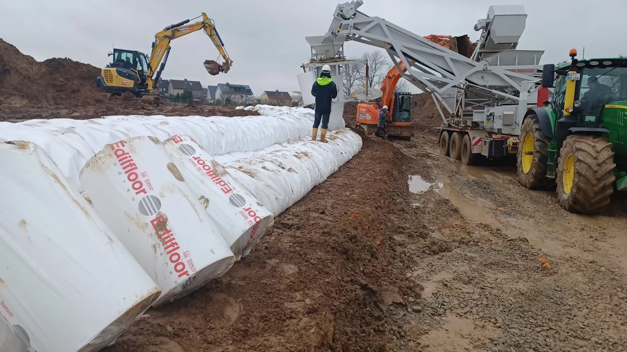 Neue Technik in Detmold-Klüt: Schläuche als Dämme zum Hochwasserschutz