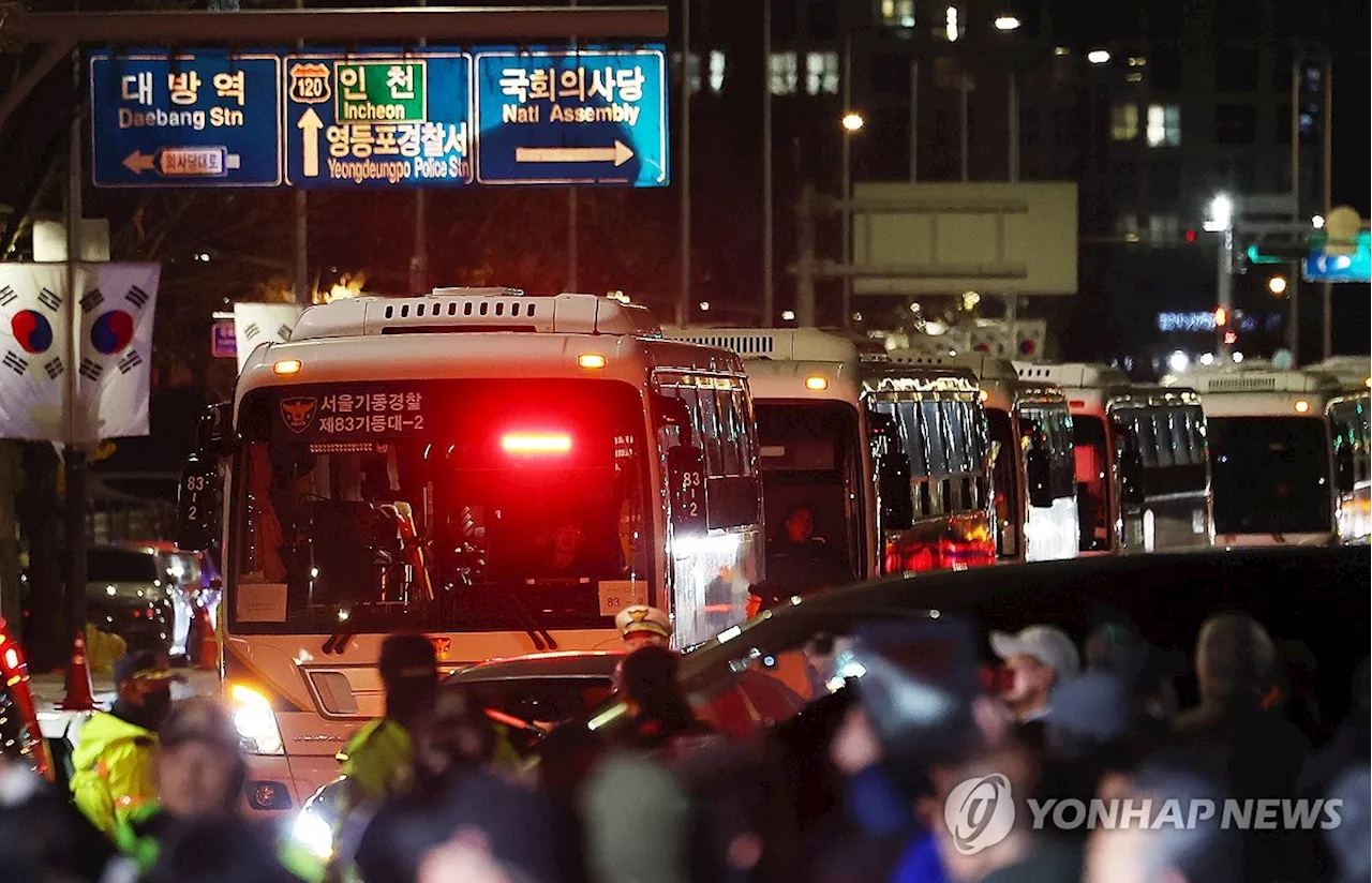 서울 여의도 국회 앞 경찰버스 철수, 비상계엄 해제 요구 결의