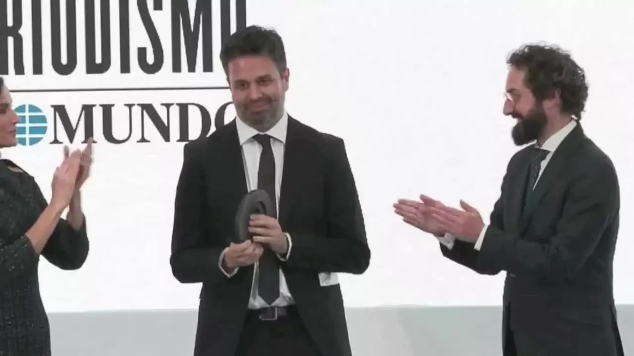 La reina entrega los premios de El Mundo a los periodistas Michael Reid y Xavier Colás