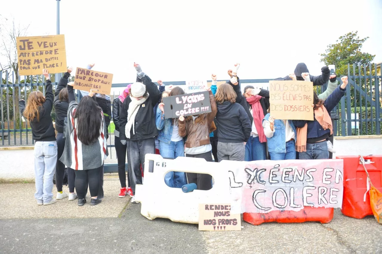 Grève du 5 décembre en Gironde : les lycéens manifestent contre les suppressions de postes