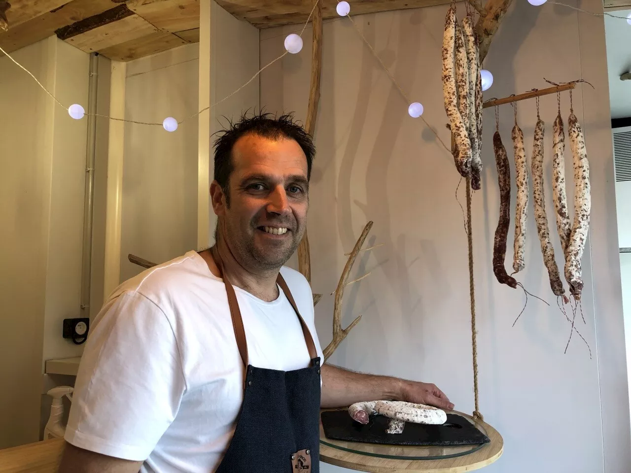 Romain ouvre son atelier près de Saint-Lô, pour fabriquer encore plus de saucissons Le Couvinois