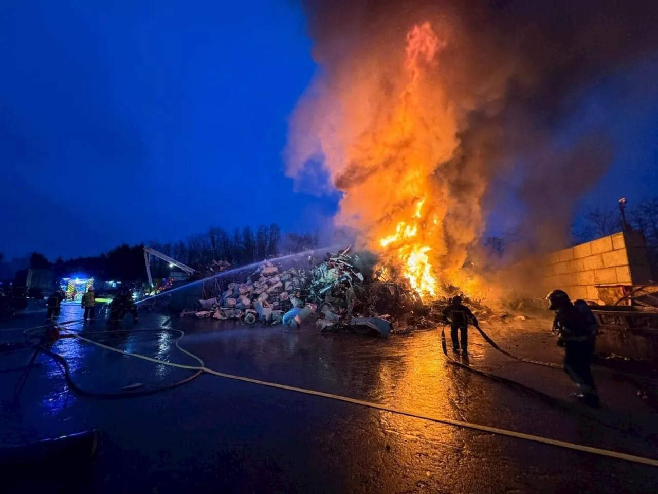 Val-d'Oise : un feu éclaté dans une société de recyclage de métaux, 60 pompiers mobilisés