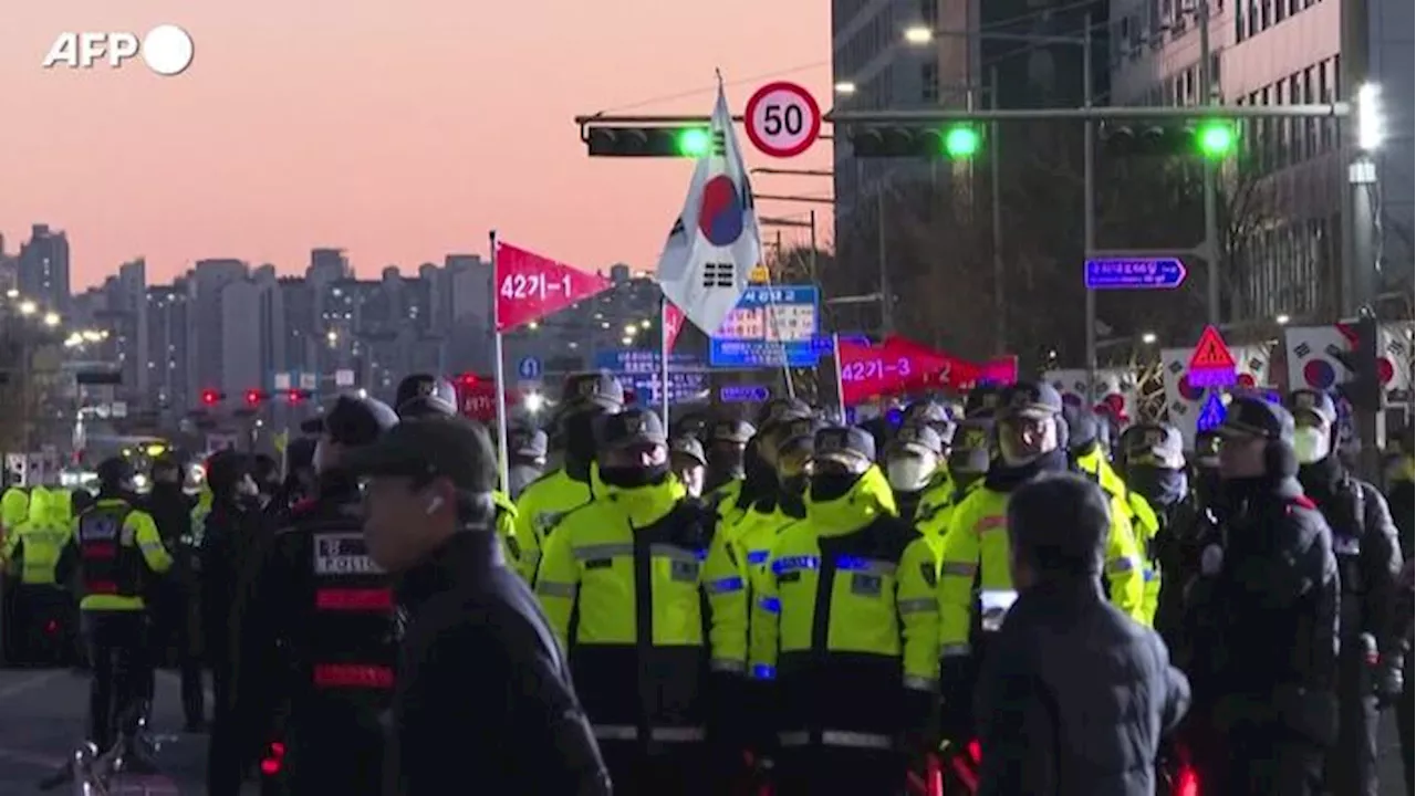 Corea del Sud, polizia e dimostranti fuori dall'Assemblea nazionale