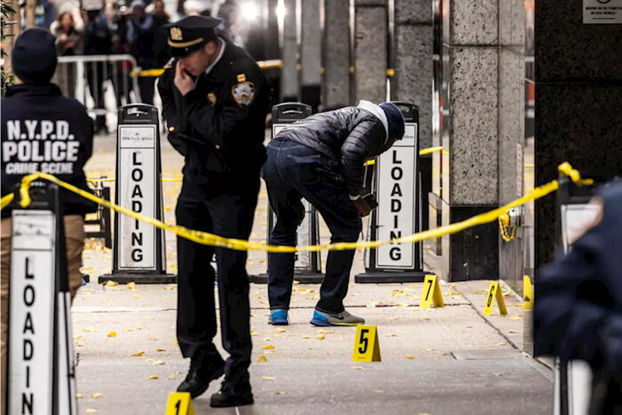 New York, trovano una bottiglia e un telefono, sarebbero del killer