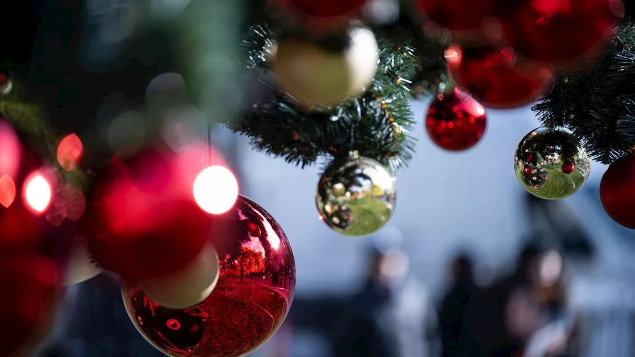 Christbaum richtig schmücken: So viele Kugeln brauchen Sie