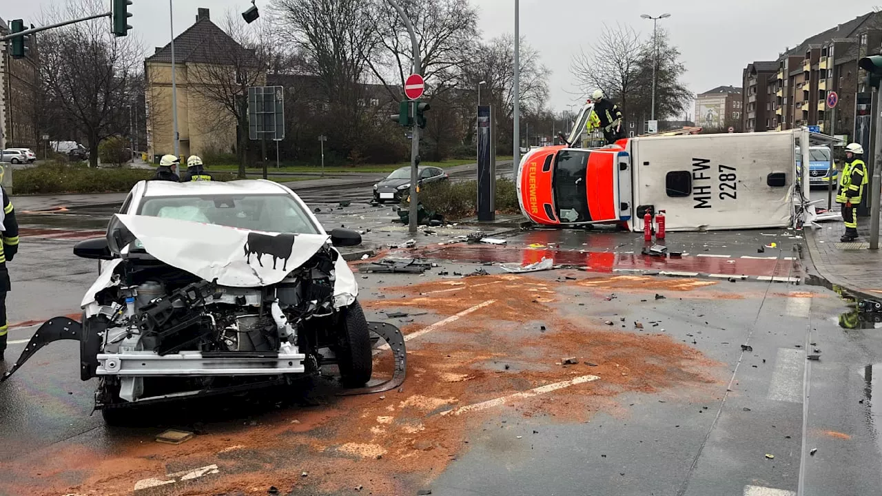 Schwerer Unfall von Pkw und Rettungswagen in Mülheim