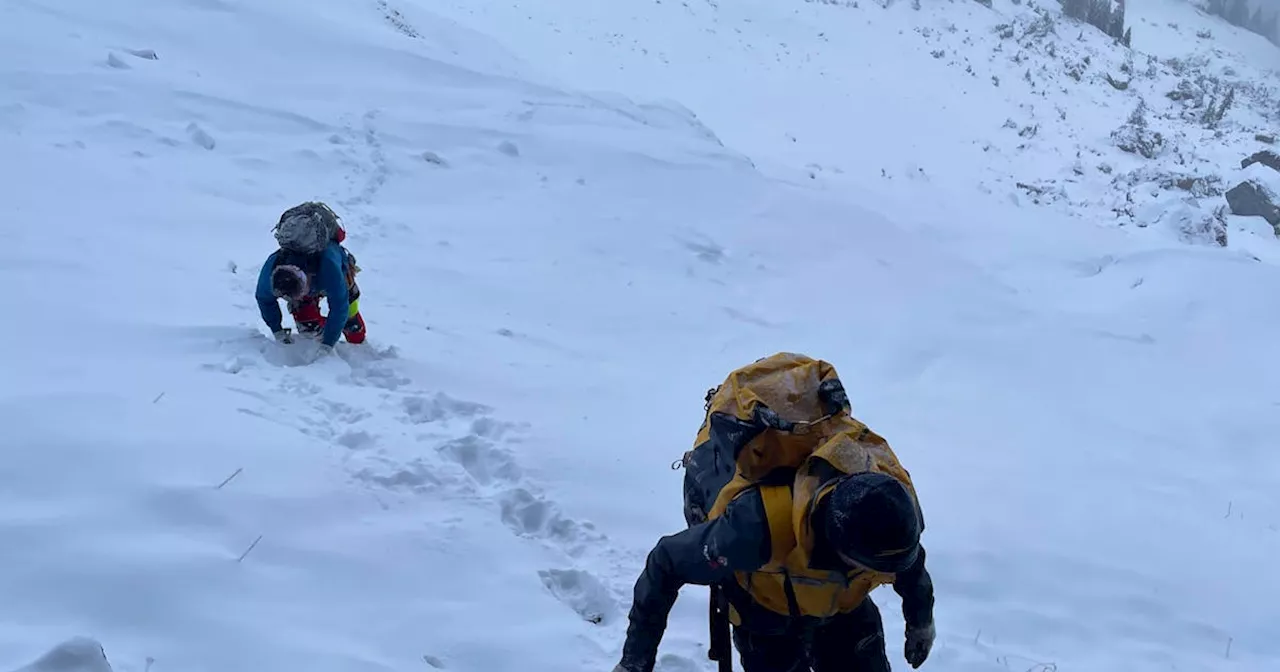 Alpine Rettung birgt Wanderer am Pilatus zu Fuss