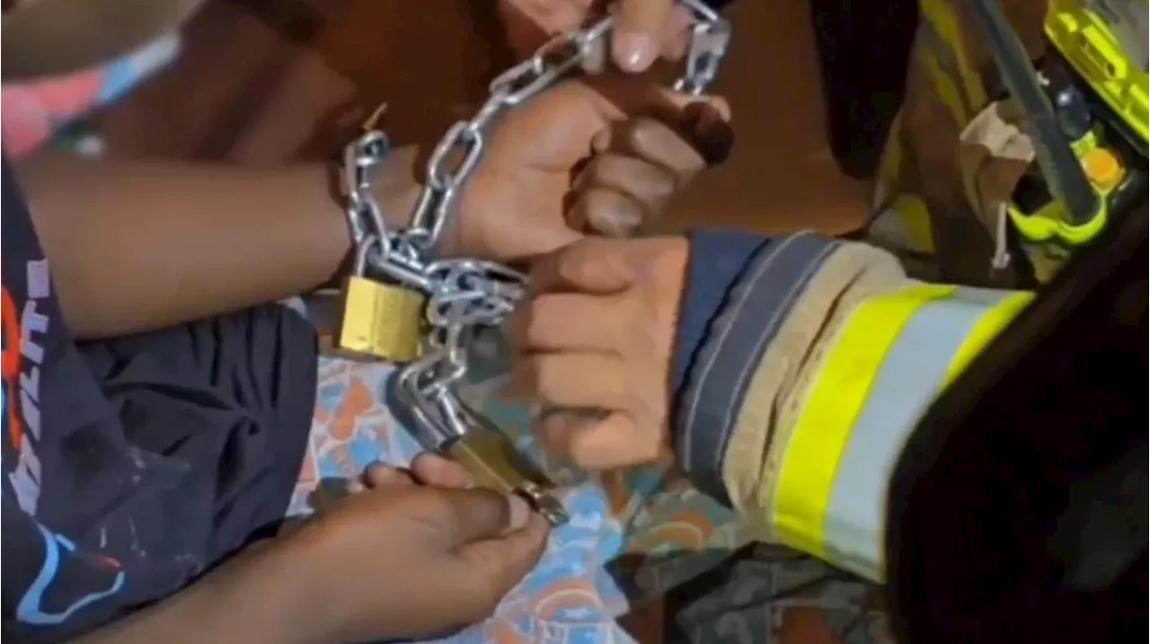 Desalmada madre amarraba con cadenas a hijos en Bogotá: duraban hasta tres días sin comer