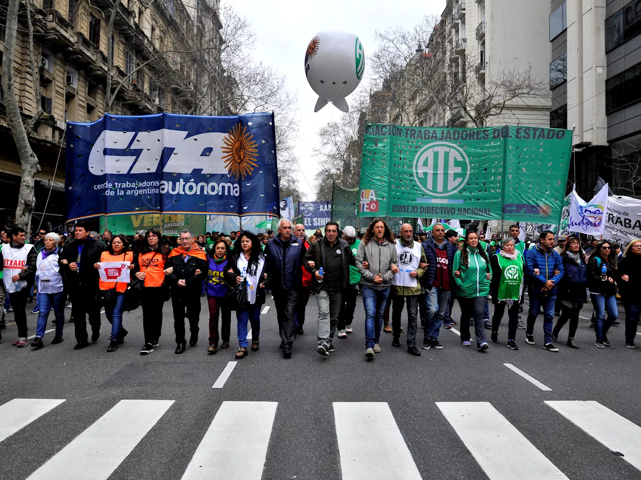 Movilización de la CTA y ATE en Plaza de Mayo contra el gobierno de Milei