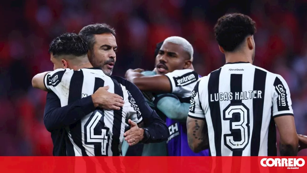 Artur Jorge muito perto da glória: Botafogo vence e fica a um ponto do título brasileiro