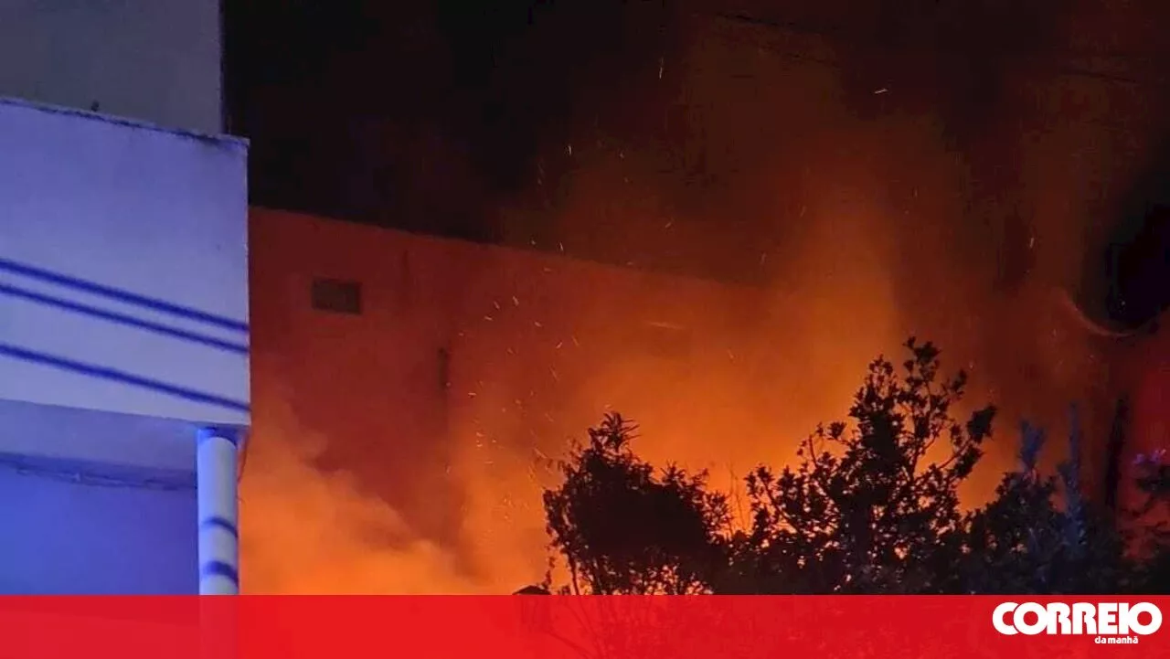 Incêndio deflagra perto de habitações em Loures