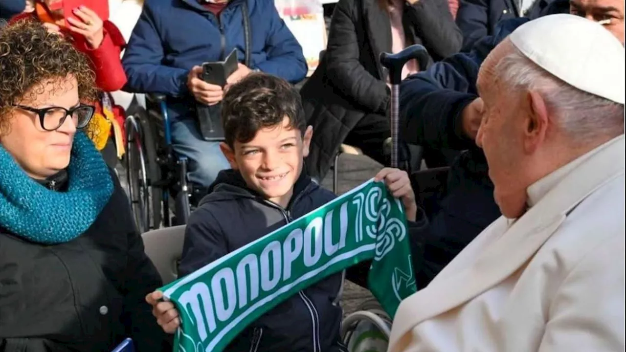 Il bambino tifoso del Monopoli con Papa Francesco: la foto con la sciarpa diventa virale