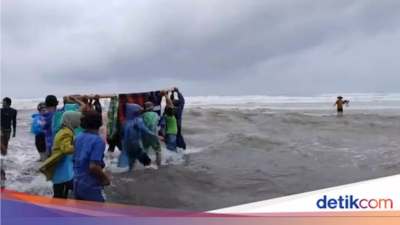 Perjuangan Warga Lampung Tandu Ibu Hamil Lintasi Jalan Rusak-Muara