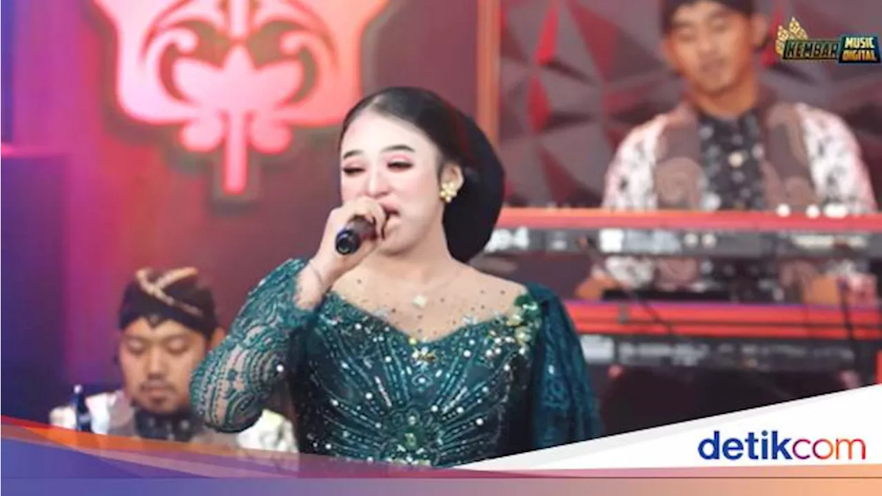 Respect! Penyanyi Ini Borong Es Teh Biar Penjualnya Ikut Nikmati Konser