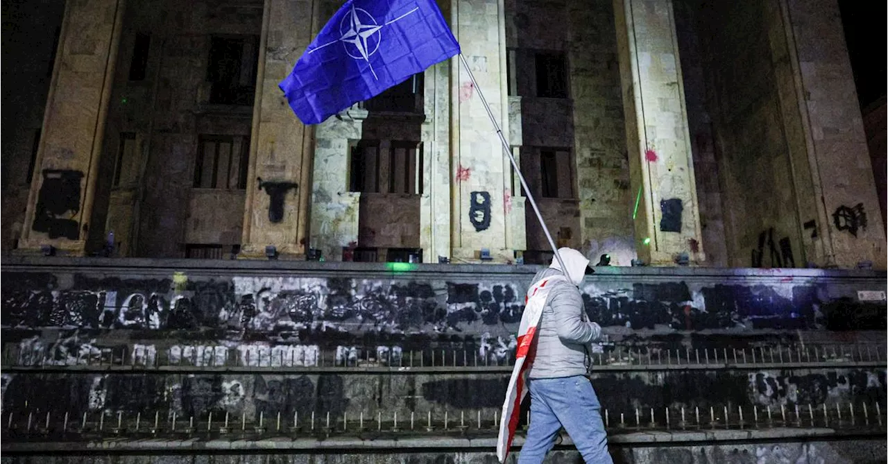 Georgien: Polizisten zerren reglosen Oppositionsführer in Auto