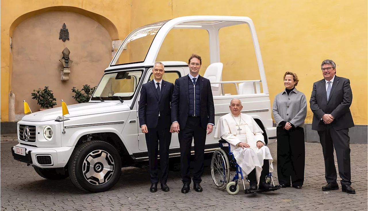 Papst Franziskus erhält erstes elektrisches „Papamobil“ von Mercedes-Benz