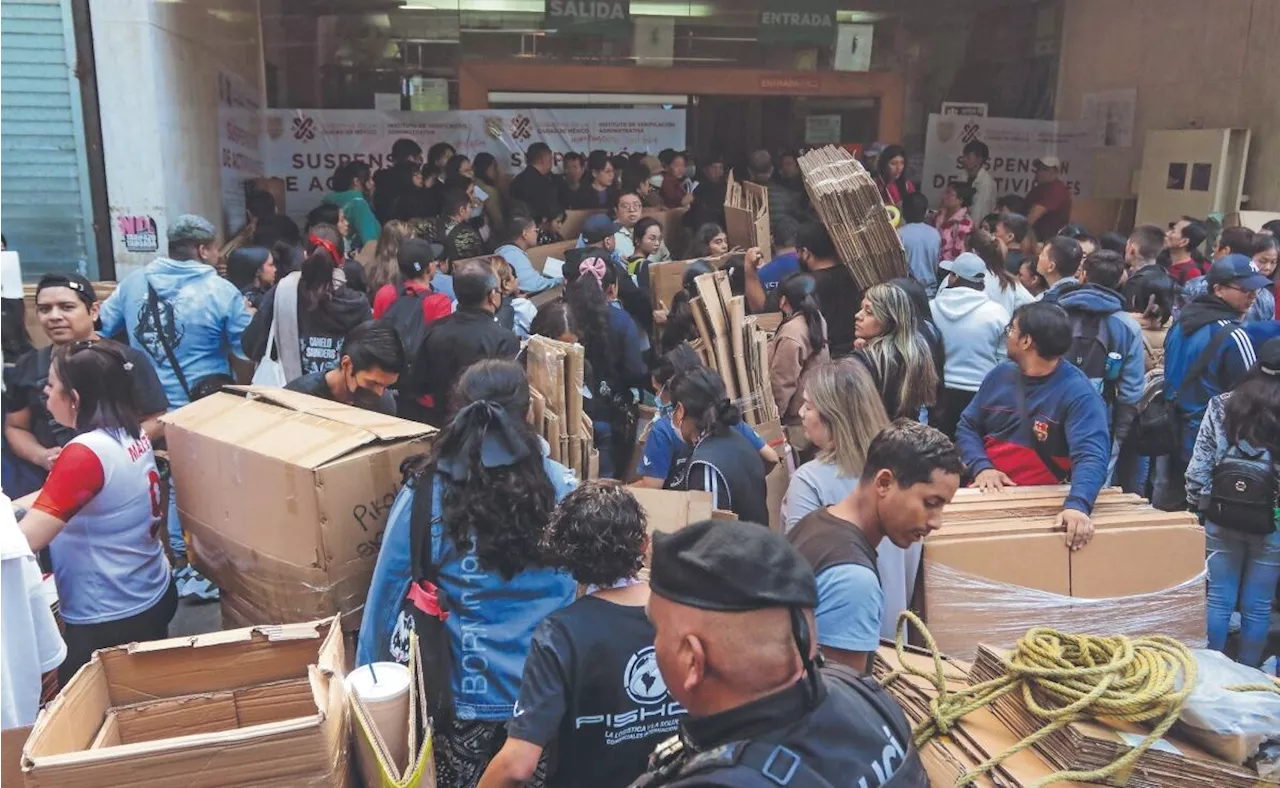 “Sólo nos permitieron guardar las cosas en cajas y bolsas”, dicen comerciantes de Plaza Izazaga