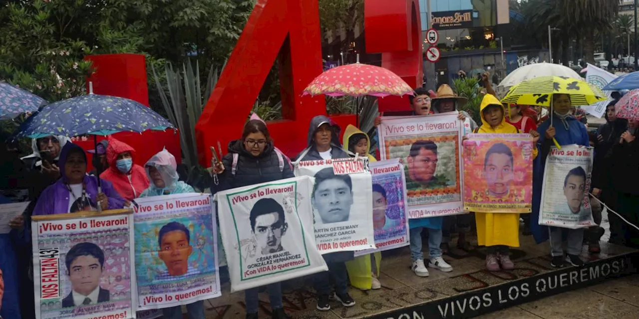 Caso Ayotzinapa: Sheinbaum propone a familiares 'nueva ruta' de investigación