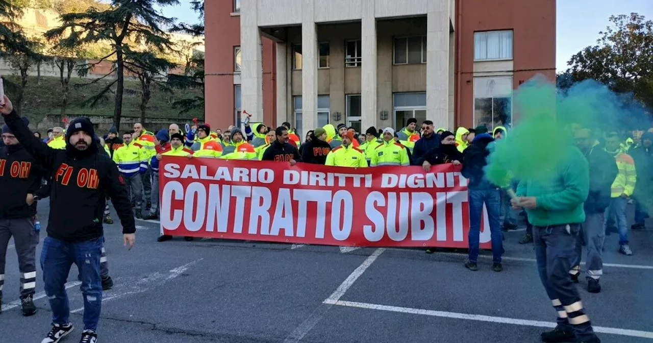 Protesta dei lavoratori di Ansaldo Energia davanti alla fabbrica dove è in corso assemblea di Confindustria:…