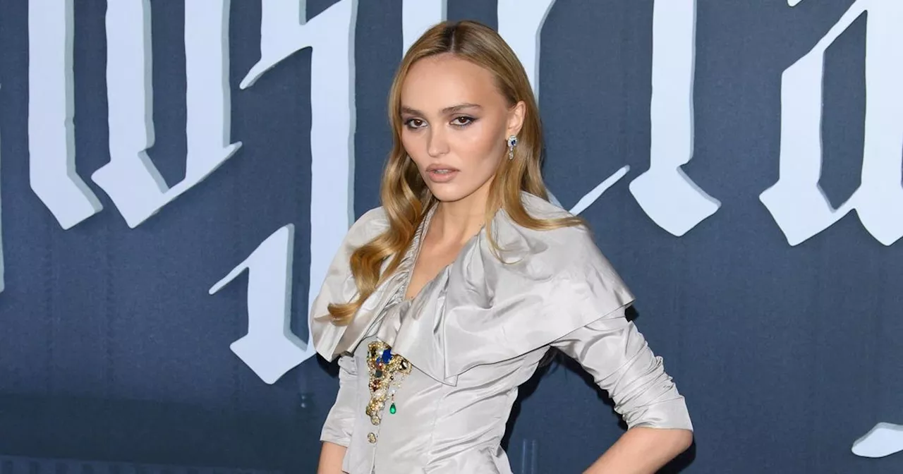 En robe satinée gris perle Chanel… Lily-Rose Depp ose un look gothique inédit qui tranche avec son style habituel