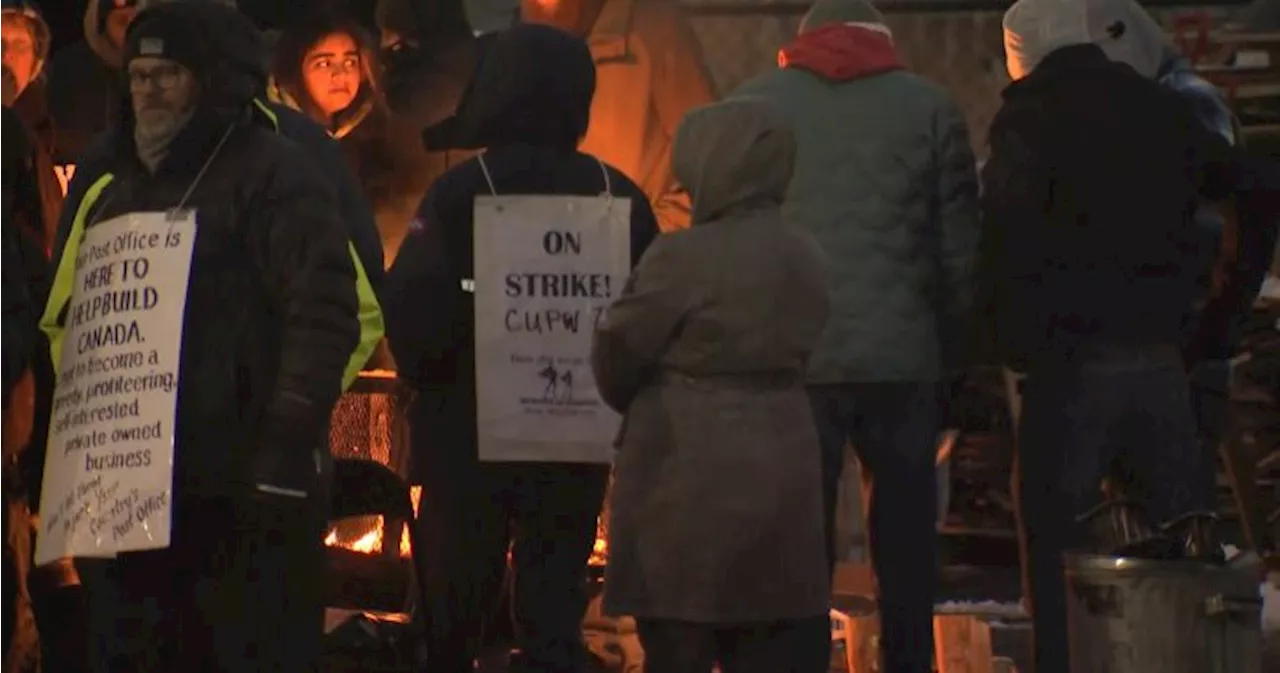 ‘Critical make or break time’: Calls intensify for Ottawa to end to postal strike