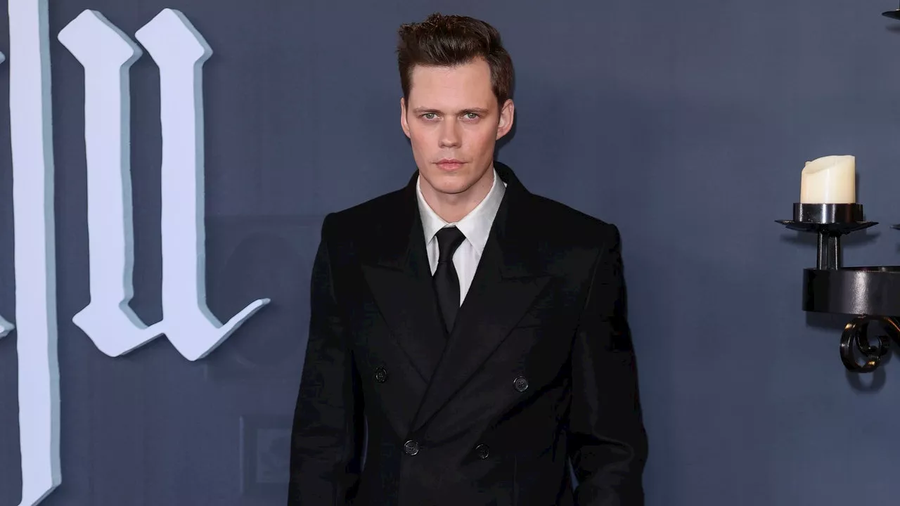 Bill Skarsgård a déjà l'air d'un vampire menaçant à l'avant-première de Nosferatu