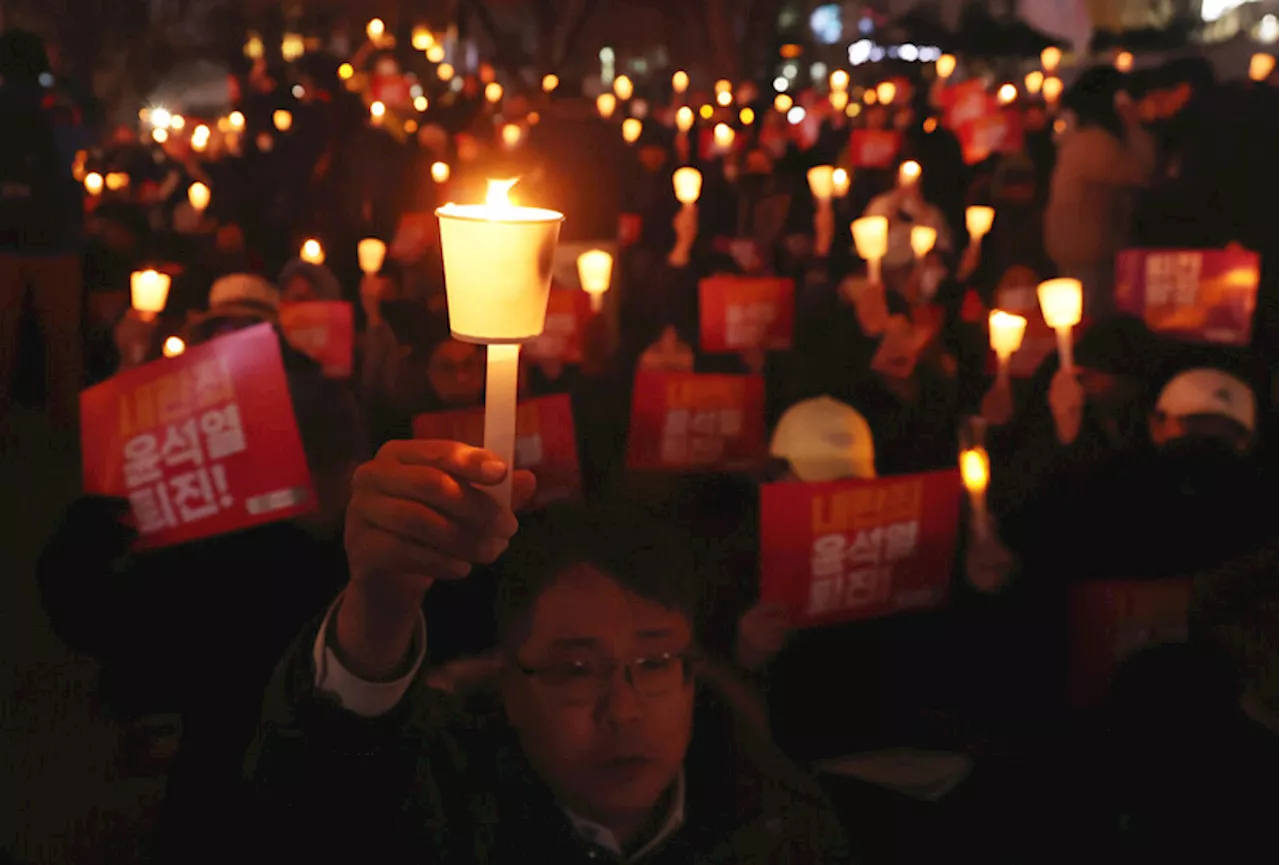 민주사회를위한변호사모임 등 주요 시민단체, 노조, 시민 1만여명 '윤석열 퇴진' 촛불 집회 개최