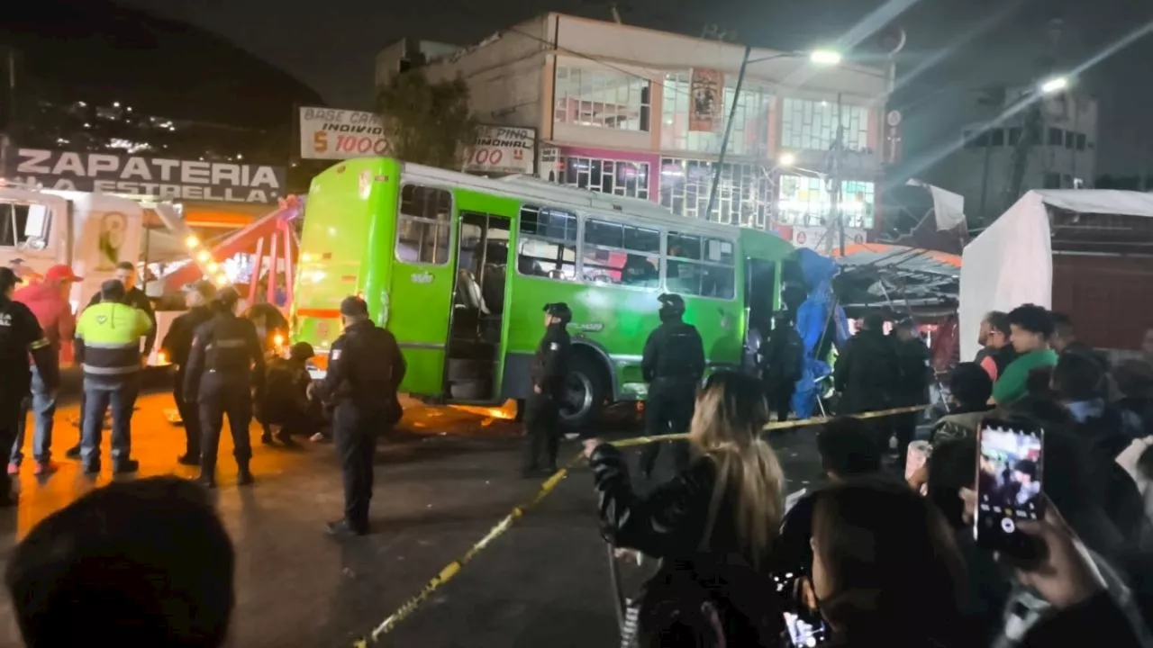 Camión pierde el control y choca contra bazar navideño en Tlalnepantla; reportan varios heridos