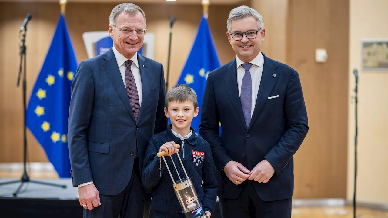 Matthias Übergibt Das Friedenslicht An EU-Kommissar Magnus Brunner