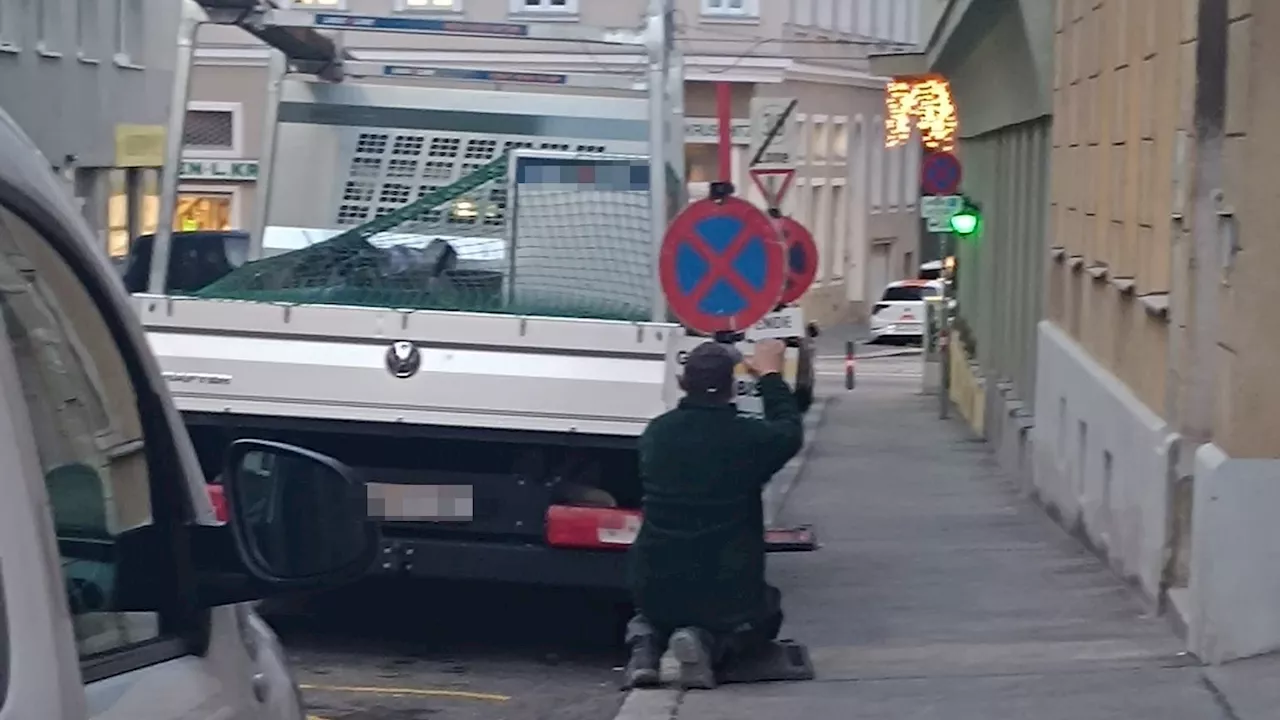 Wien: Pseudo-Parkverbotschilder in der Hafengasse