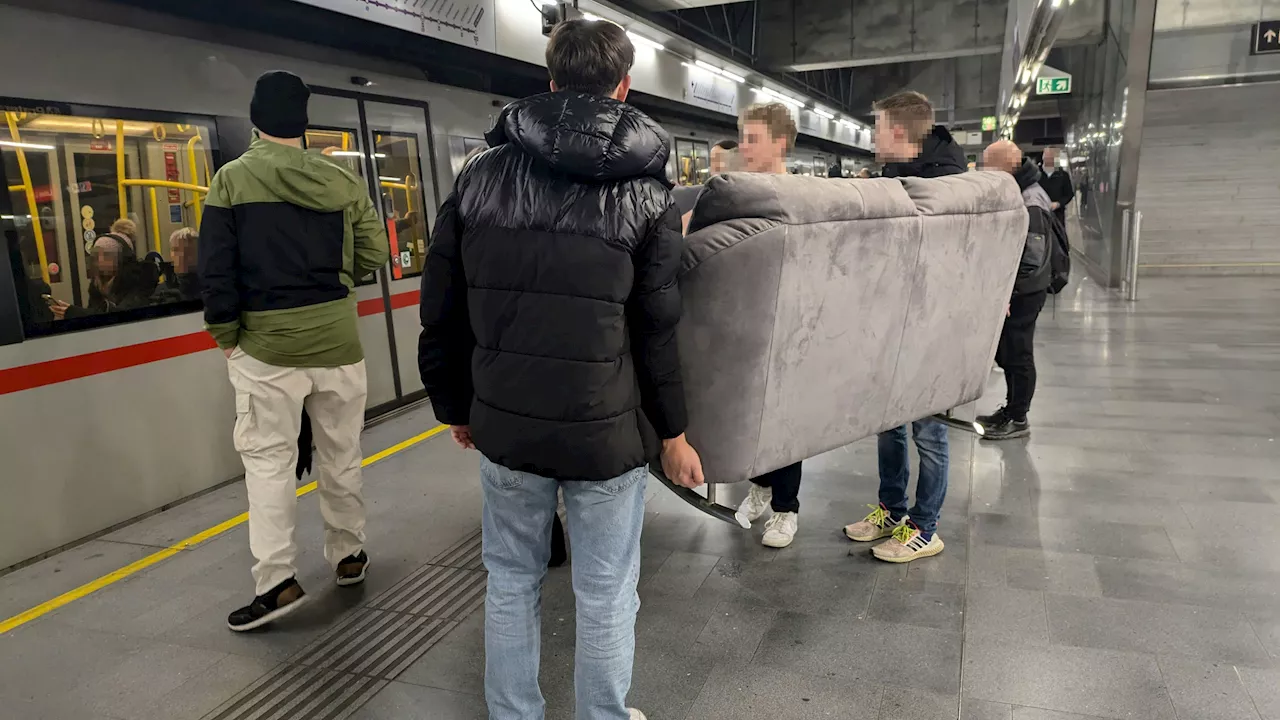 Wiener Nutzer transportieren Sofa in U-Bahn, lösen Staunen aus