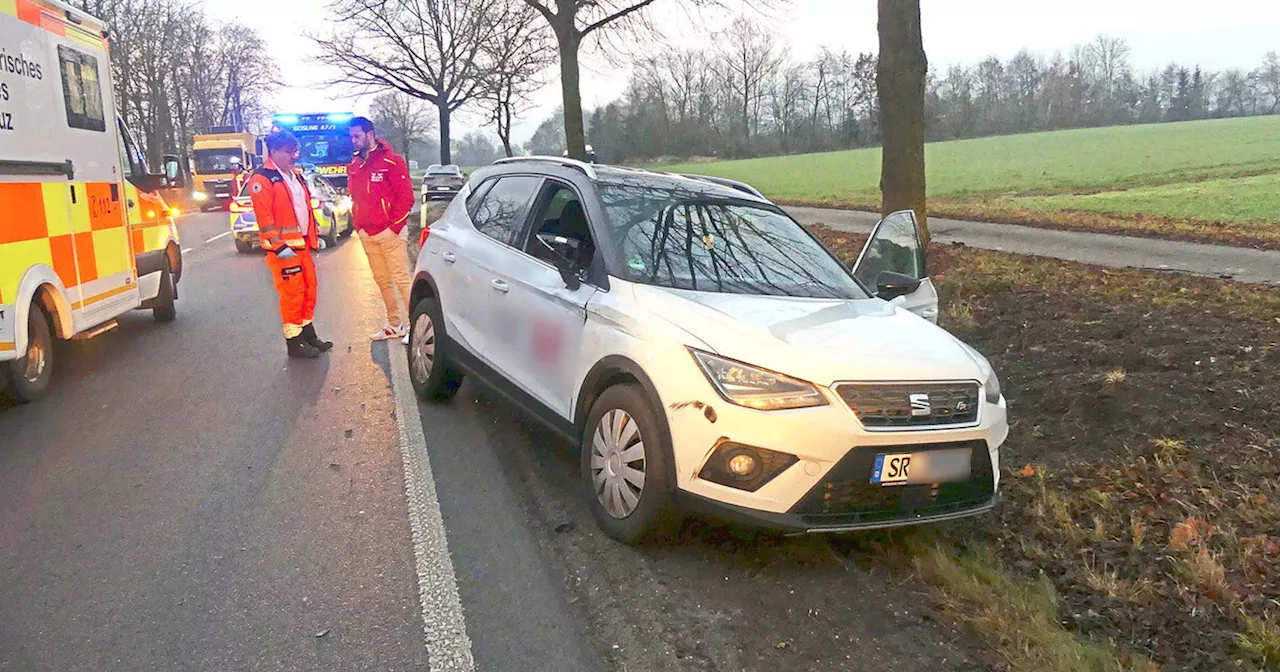 Lastwagen drängt auf der B8 bei Pfatter Auto von der Fahrbahn ab