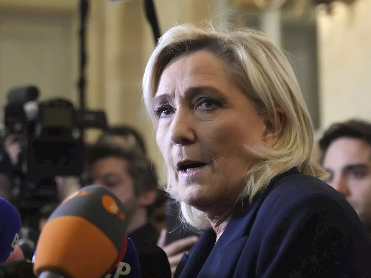 Marine Le Pen Annunciando il Voto Contro il Governo di Michel Barnier