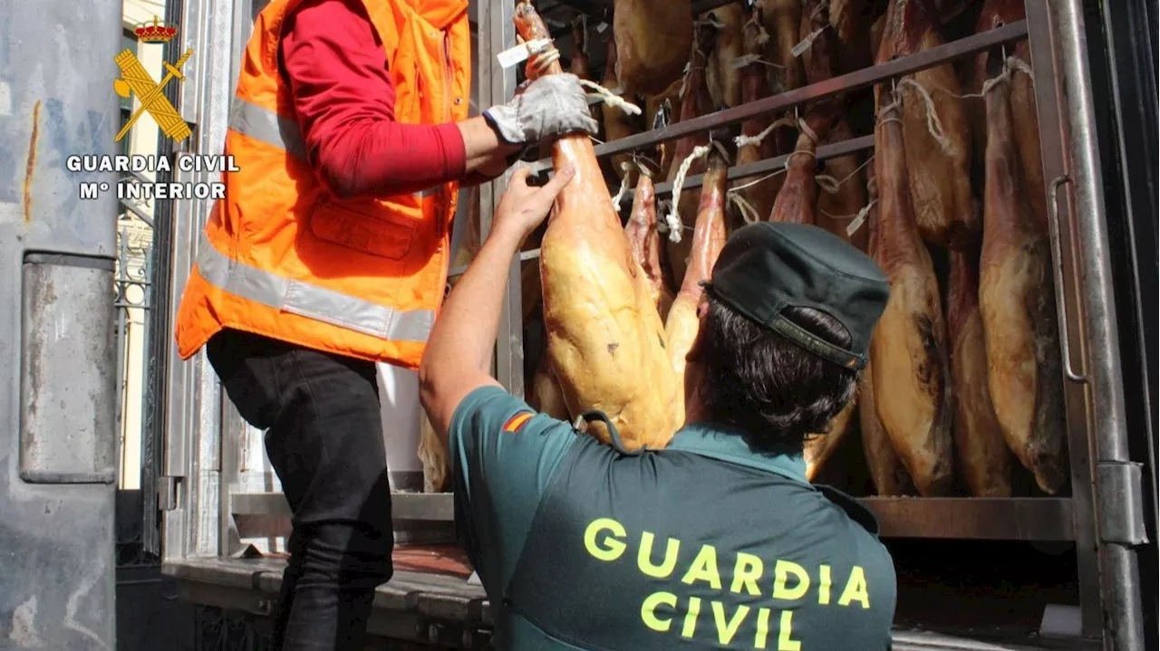 Huyen en una furgoneta con más de 300 jamones de Huelva robados a bordo