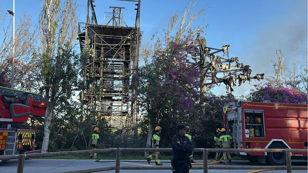 Incendio en el parque acuático Aqualand de Torremolinos: gran humareda negra