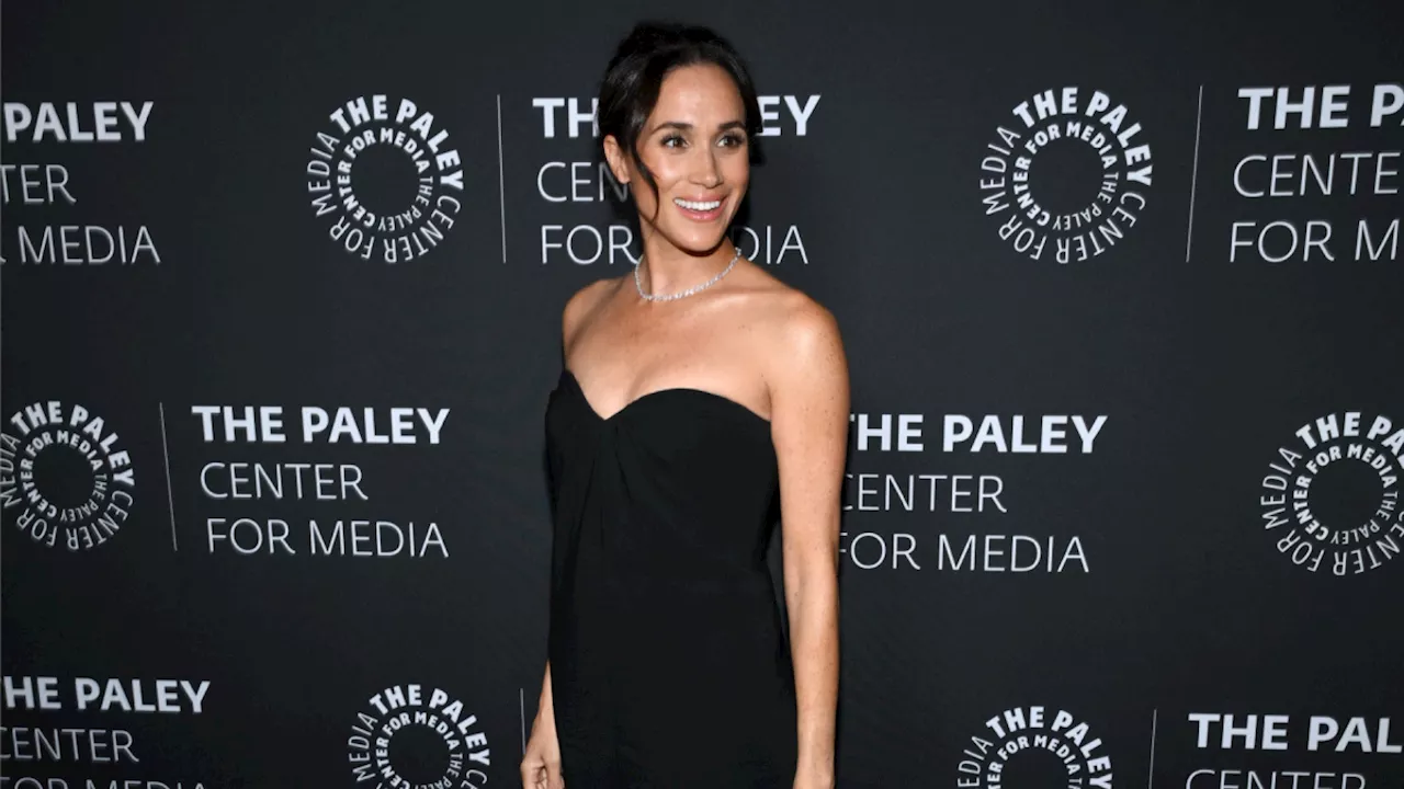 Meghan Markle, abito senza spalline e spacco vertiginoso: serata glamour senza Harry a Los Angeles