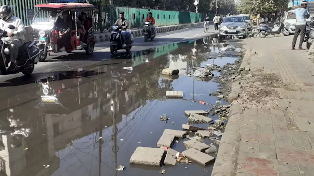 water pipeline leakage: पटपड़गंज रोड पर पानी की पाइपलाइन लीकेज से हो रही पानी की बर्बादी