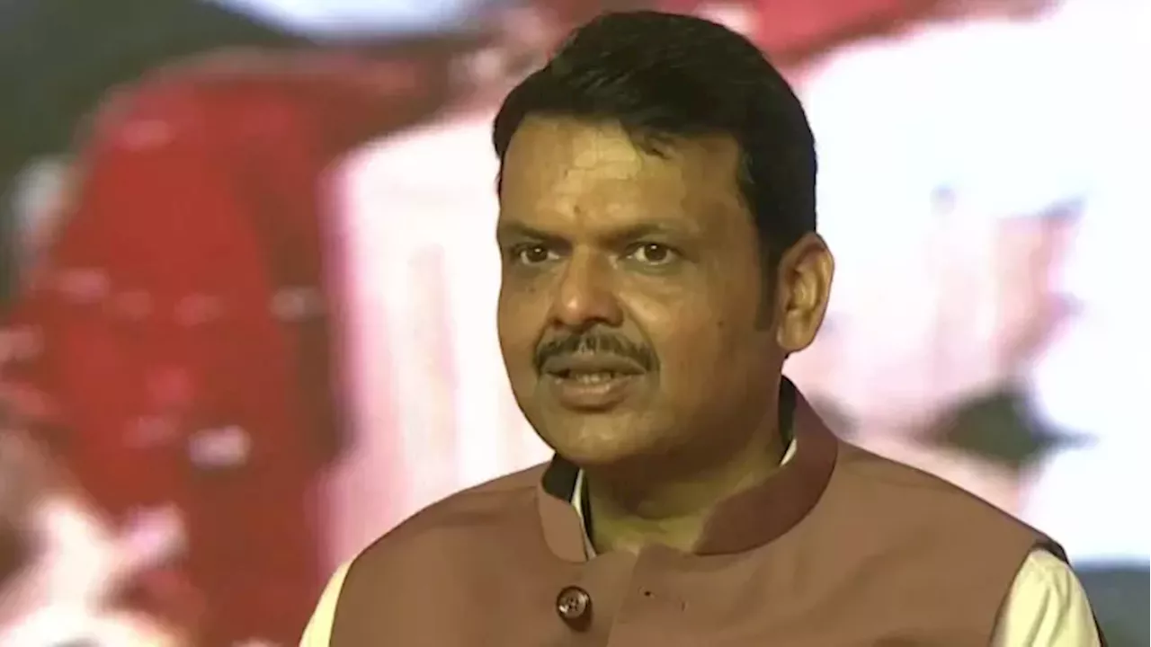 Fadnavis Oath Ceremony: फडणवीस के शपथ ग्रहण समारोह में पहुंचे 'भगवान', लोगों ने ली सेल्फी