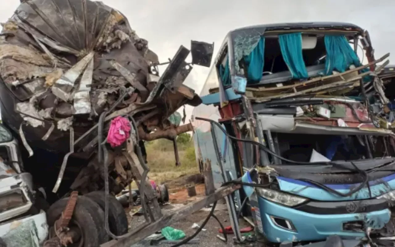 Acidente entre dois ônibus e uma carreta deixa cinco mortos e 24 feridos na Bahia